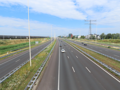 850228 Gezicht over de Ring Utrecht (A2), vanaf het Lageweideviaduct naar het noordwesten richting Maarssen. De snelweg ...